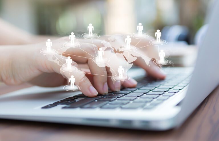 Полезни съвети » hands with laptop virtual world map