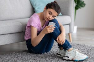 Момиче с мобилен телефон - Пази детето в интернет