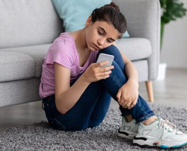 Момиче с мобилен телефон - Пази детето в интернет