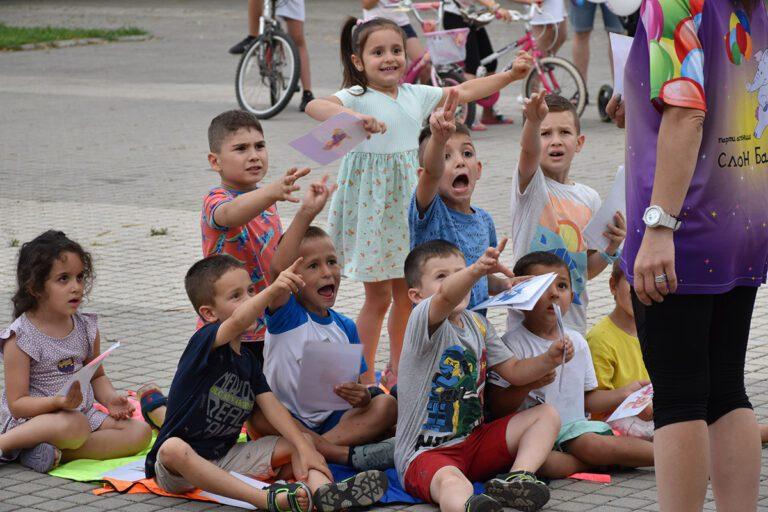 Деца на събитие от лятното турне на кампанията