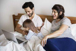 Семейство с дете се забавлява с дигитално съдържание - Пази детето в Интернет