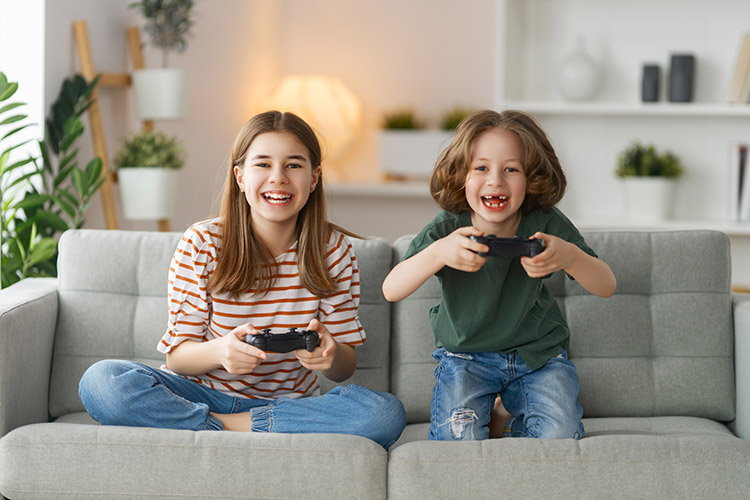 Две деца, играещи на видеоигри