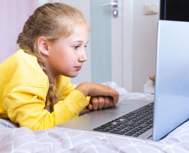 Тийн момиче работи на компютър. Сигурност за личните данни