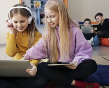 Момичета работят с лаптоп. Срещат фалшиви приятели